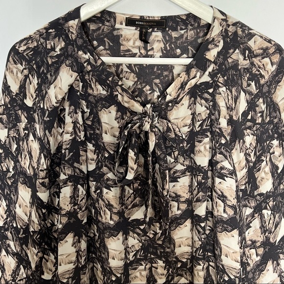 BCBGMAXAZRIA top Silk Tie Keyhole Neck  print relaxed blouson sleeve  medium - Picture 2 of 7